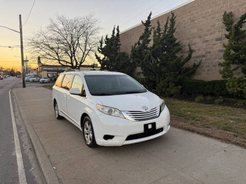 2015 Toyota Sienna LE 8-Passenger
