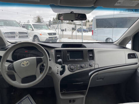 2013 Toyota Sienna LE 8-Passenger