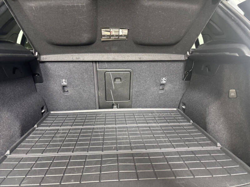 2024 Volvo XC40 B5 Ultimate Dark Theme