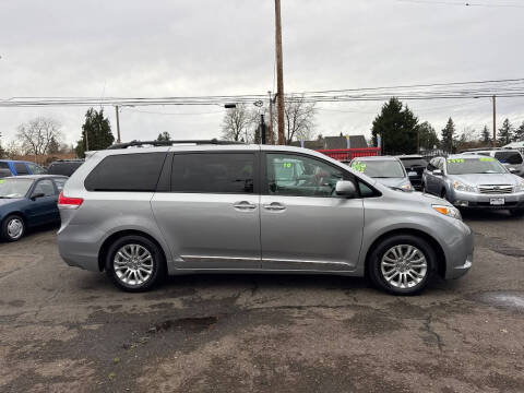 2013 Toyota Sienna XLE 7-Passenger Auto Access Seat