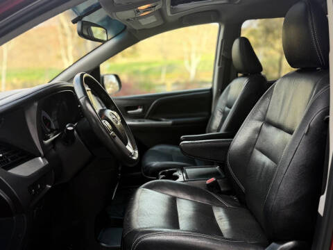 2017 Toyota Sienna SE Premium 8-Passenger