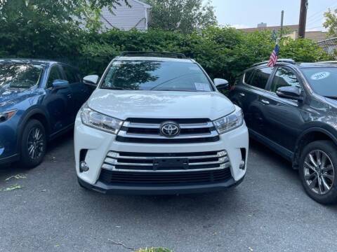 2018 Toyota Highlander for sale at Buy Here Pay Here Auto Sales in Newark NJ