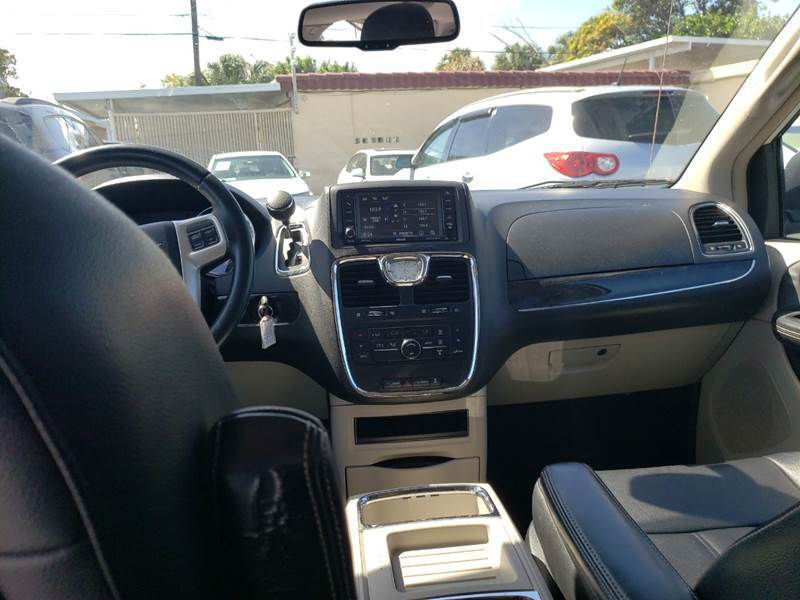 2014 CHRYSLER Town and Country Minivan - $10,995