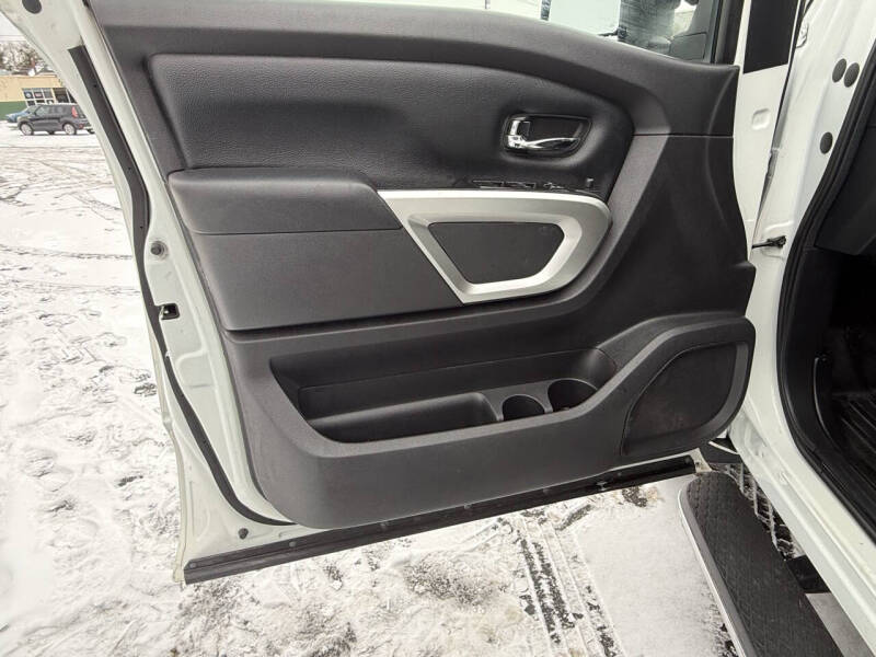 2017 Nissan Titan SV