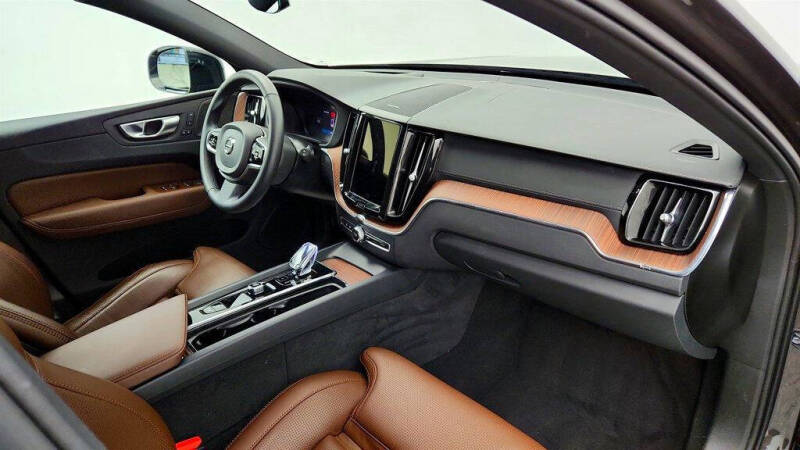 2024 Volvo XC60 Recharge T8 Ultimate Dark Theme