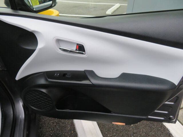 2022 Toyota Prius LE