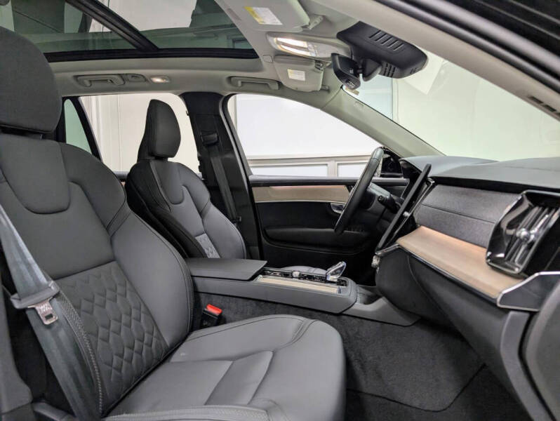 2025 Volvo XC90 B5 Plus Bright Theme 7P