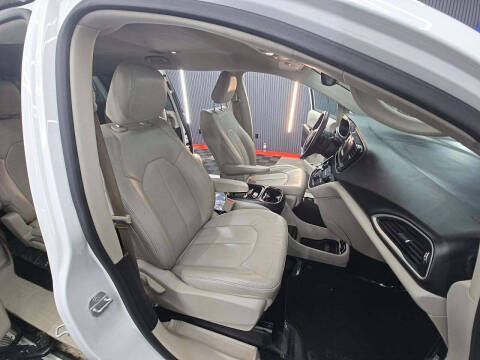 2017 Chrysler Pacifica Touring-L