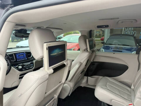 2017 Chrysler Pacifica Touring-L Plus