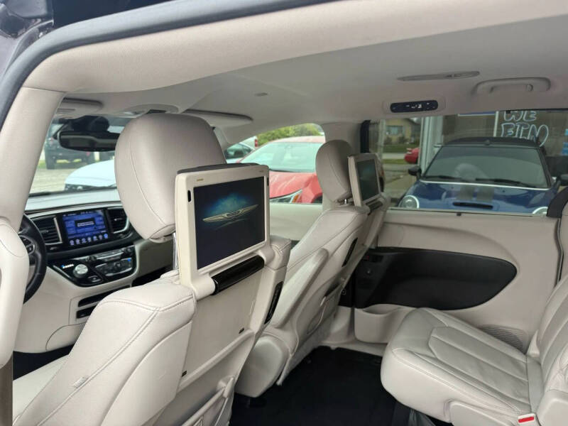 2017 Chrysler Pacifica Touring-L Plus