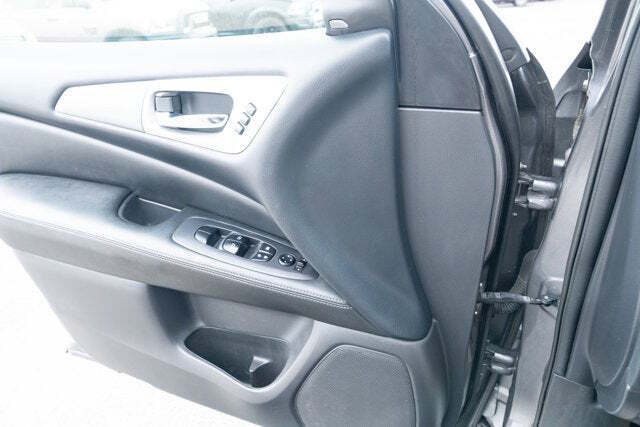 2017 Nissan Pathfinder SL