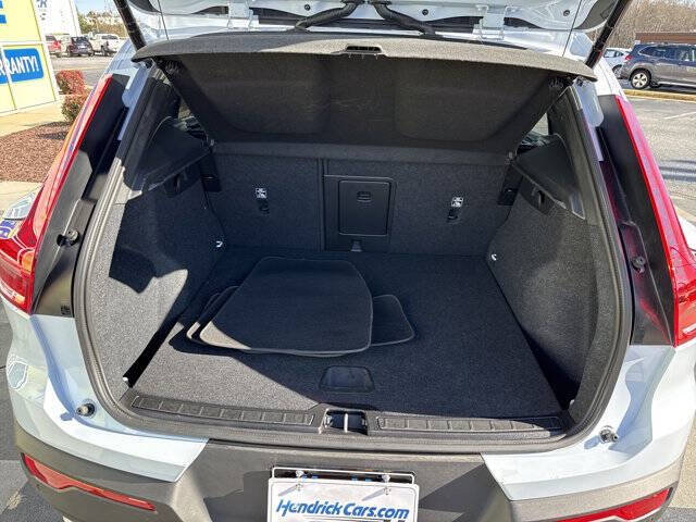 2025 Volvo XC40 B5 Core Bright Theme