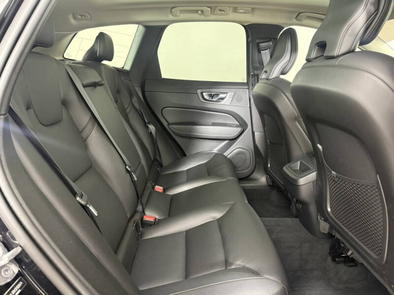 2024 Volvo XC60 B5 Core Dark Theme