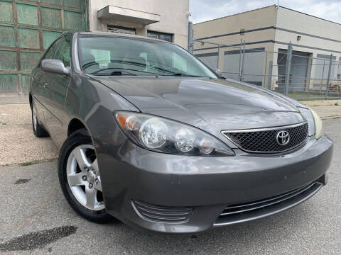 2006 Toyota Camry for sale at Illinois Auto Sales in Paterson NJ