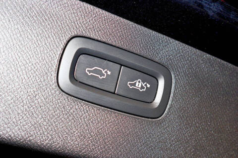 2017 Volvo XC90 T6 Momentum