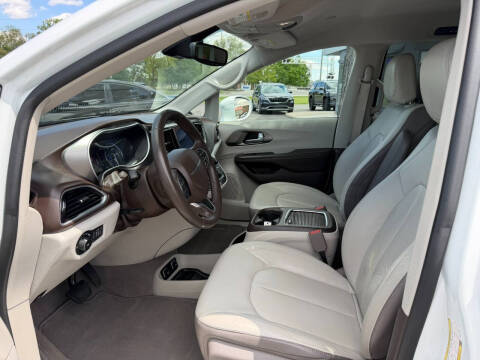 2017 Chrysler Pacifica Touring-L Plus