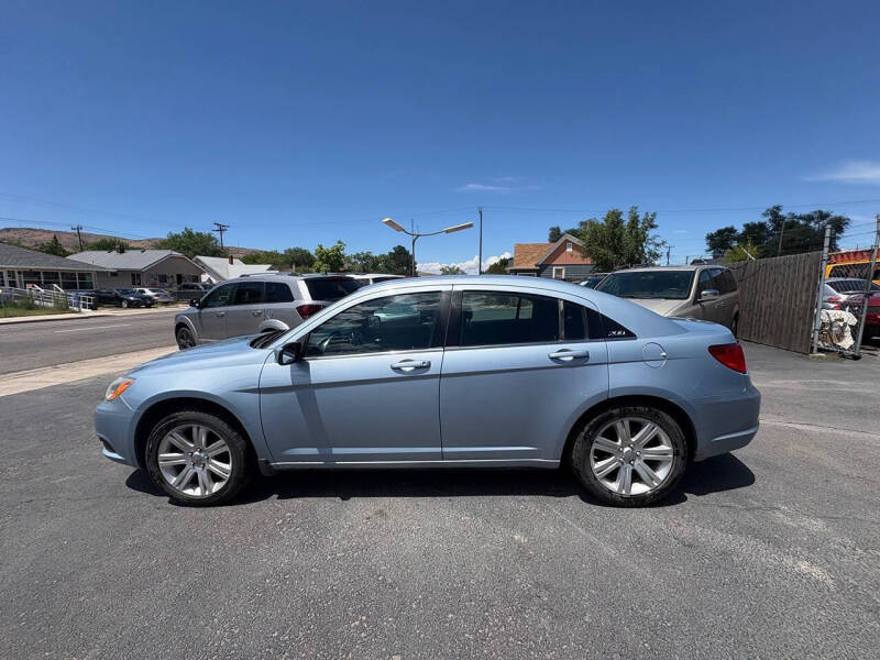2013 Chrysler 200 LX's photo