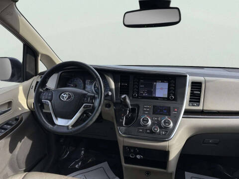 2018 Toyota Sienna XLE 7-Passenger Auto Access Seat