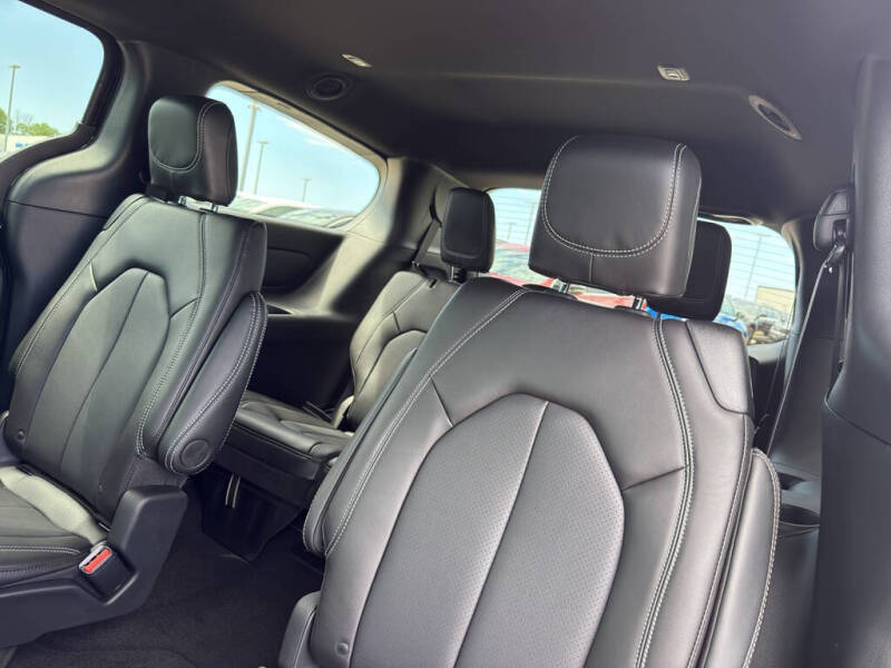 2027 Chrysler Pacifica Select