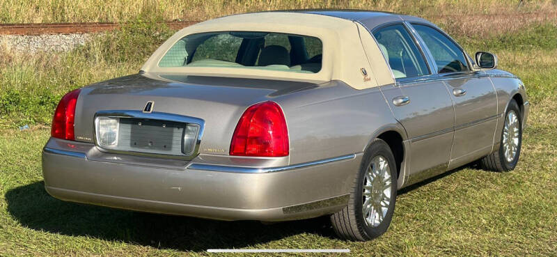 2003 Lincoln Town Car Executive photo 7