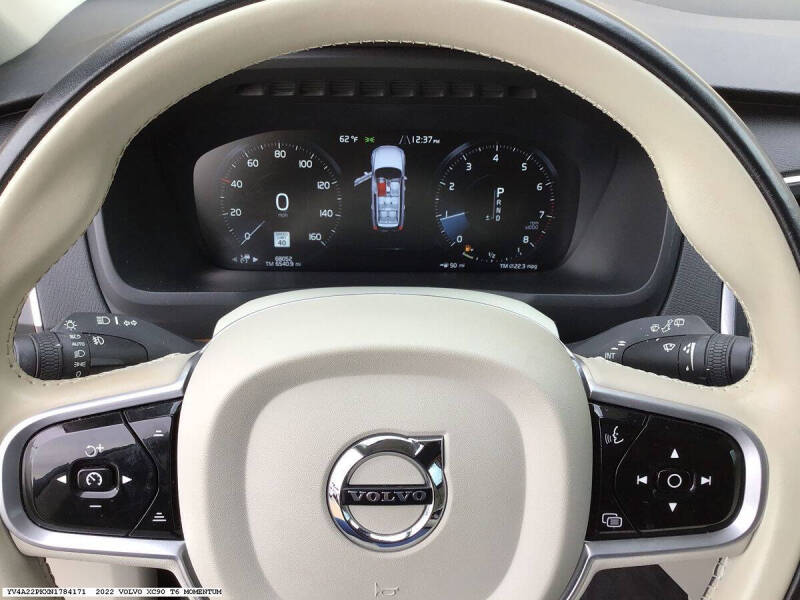 2022 Volvo XC90 T6 Momentum 7-Passenger