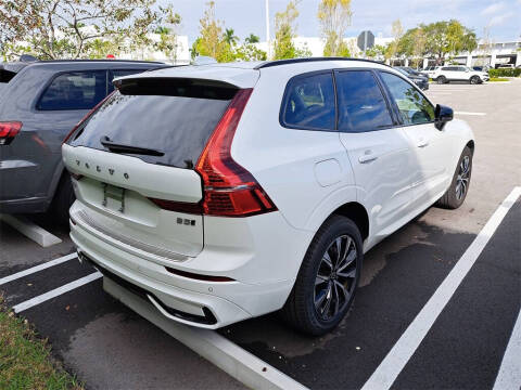 2024 Volvo XC60 B5 Core Dark Theme