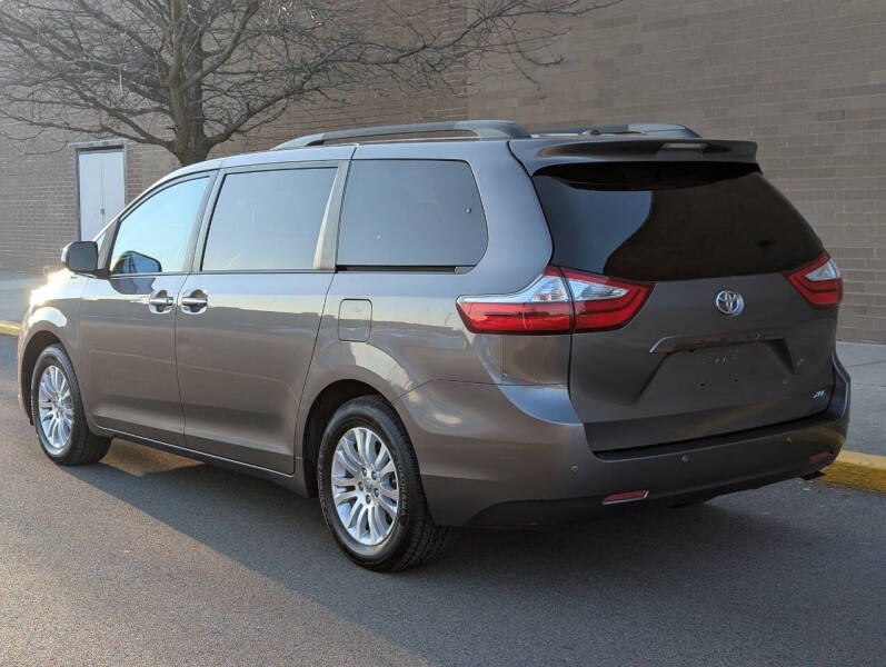 2017 Toyota Sienna XLE 8-Passenger