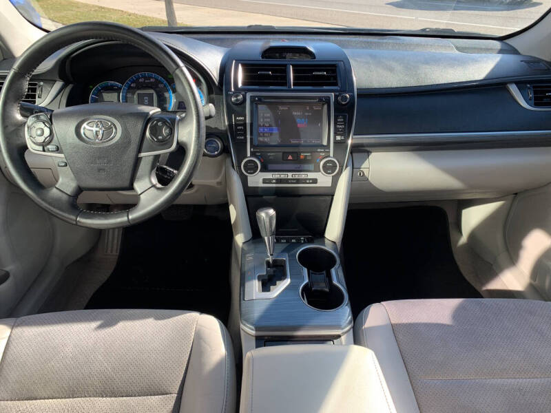 2014 Toyota Camry XLE Hybrid photo 9