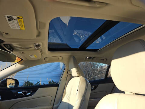 2022 Volvo S60 B5 Momentum