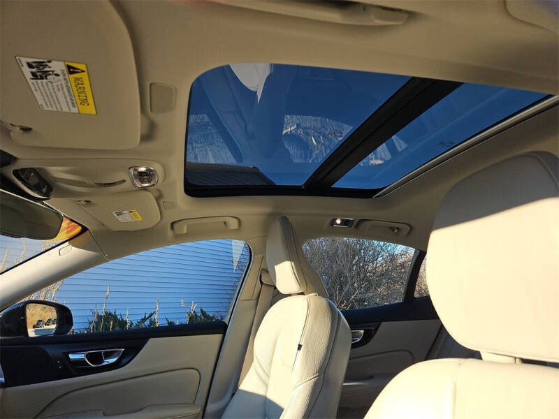 2022 Volvo S60 B5 Momentum