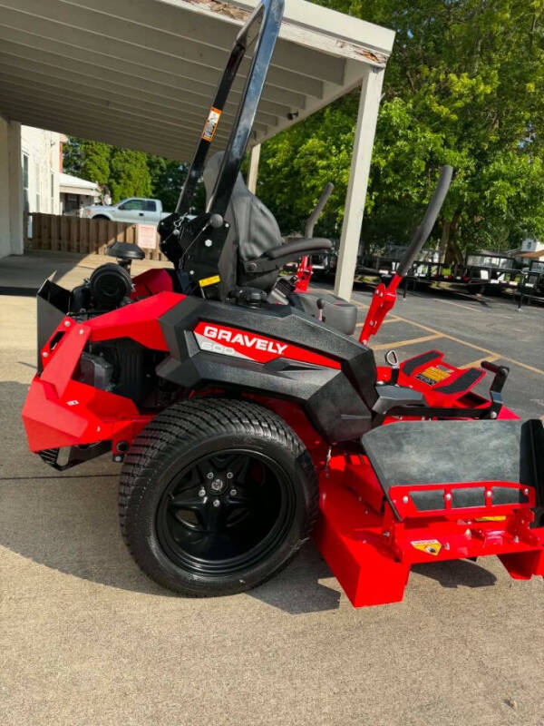 2025 Gravely PRO TURN 672 72"