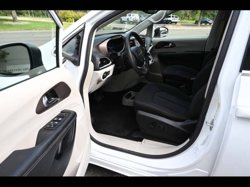 2023 Chrysler Voyager LX