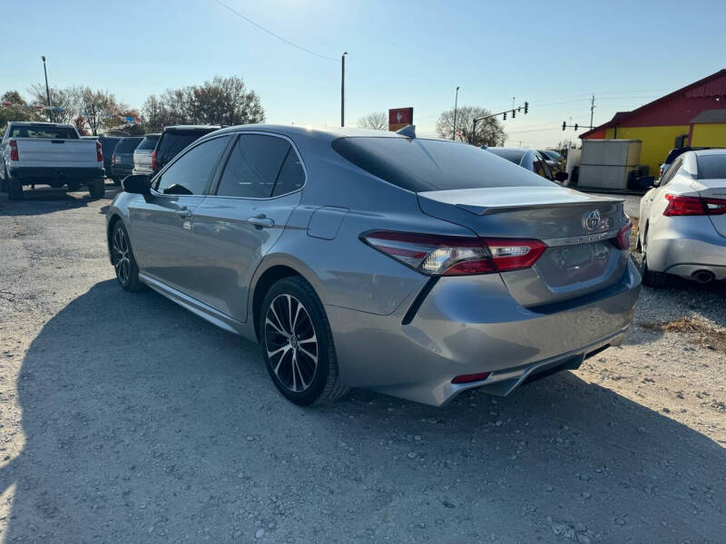 2019 Toyota Camry SE photo 4