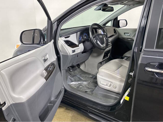 Used 2018 Toyota Sienna XLE with VIN 5TDYZ3DC6JS962347 for sale in Madison, WI
