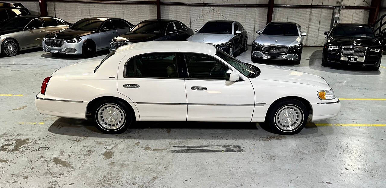 2002 Lincoln Town Car for sale at Carnival Car Company in Victoria, TX