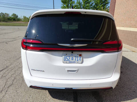 2026 Chrysler Pacifica Select