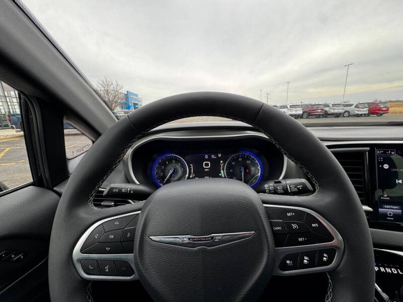2025 Chrysler Pacifica Select