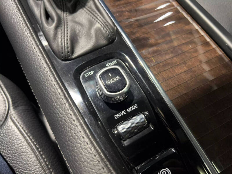 2016 Volvo XC90 T6 Momentum