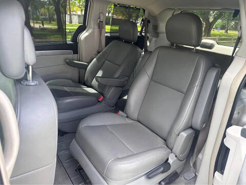 2011 Volkswagen Routan SE