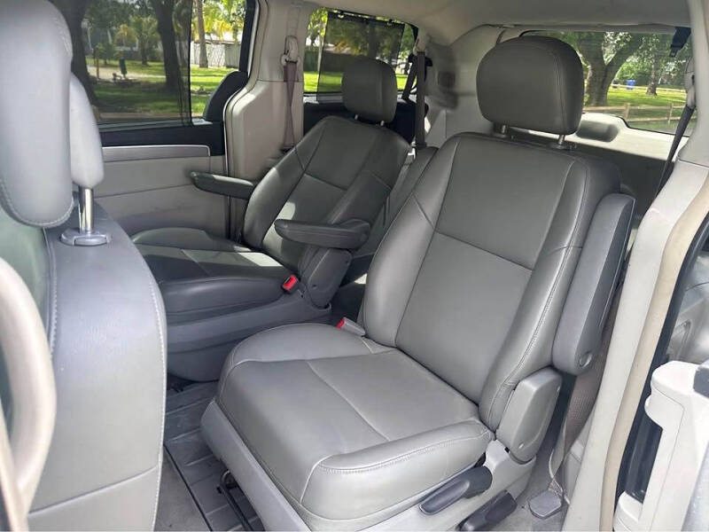 2011 Volkswagen Routan SE