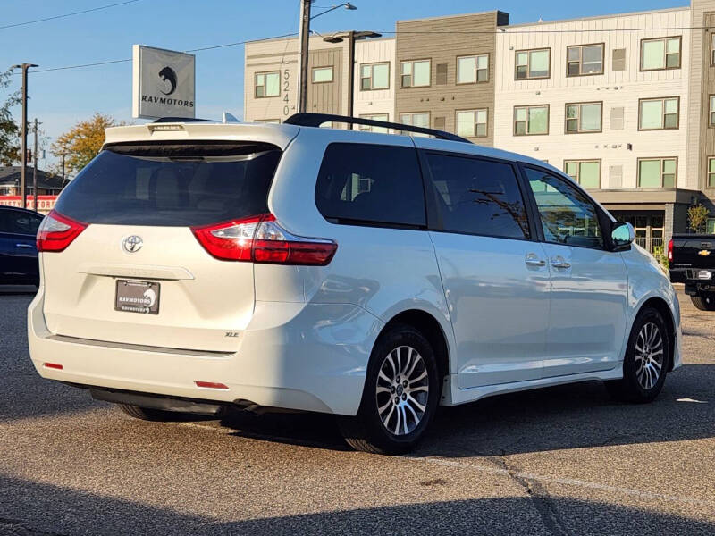 2018 Toyota Sienna XLE 7-Passenger Auto Access Seat