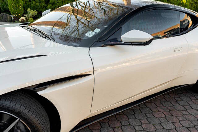 2019 Aston Martin DB11 32