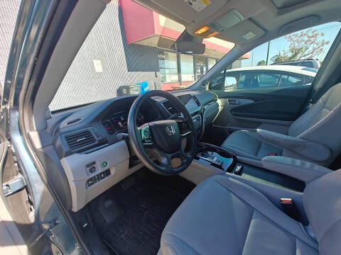 2020 Honda Pilot Touring w/Rear Captain's Chairs