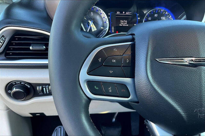 2022 Chrysler Voyager LX