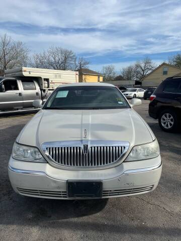 2007 Lincoln Town Car for sale at Gator's Auto Sales in Garland TX