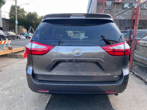 2017 Toyota Sienna LE 8-Passenger