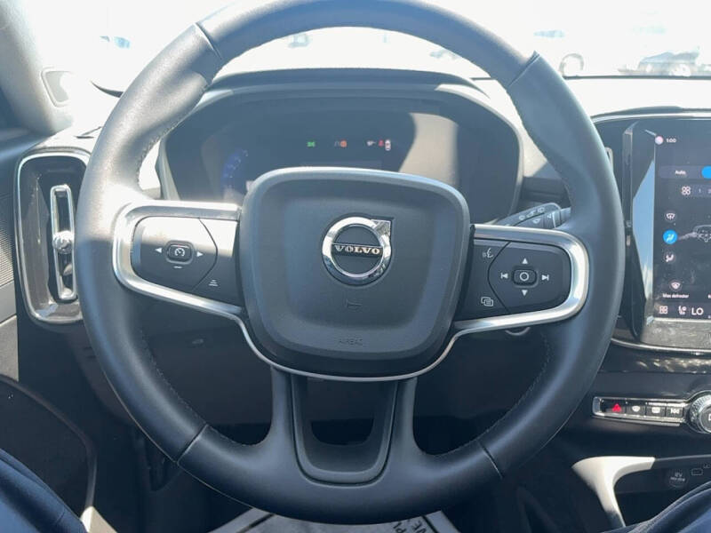 2025 Volvo XC40 B5 Core Bright Theme