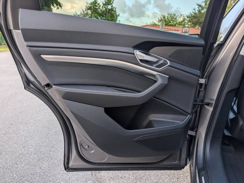 2021 Audi e-tron quattro Premium