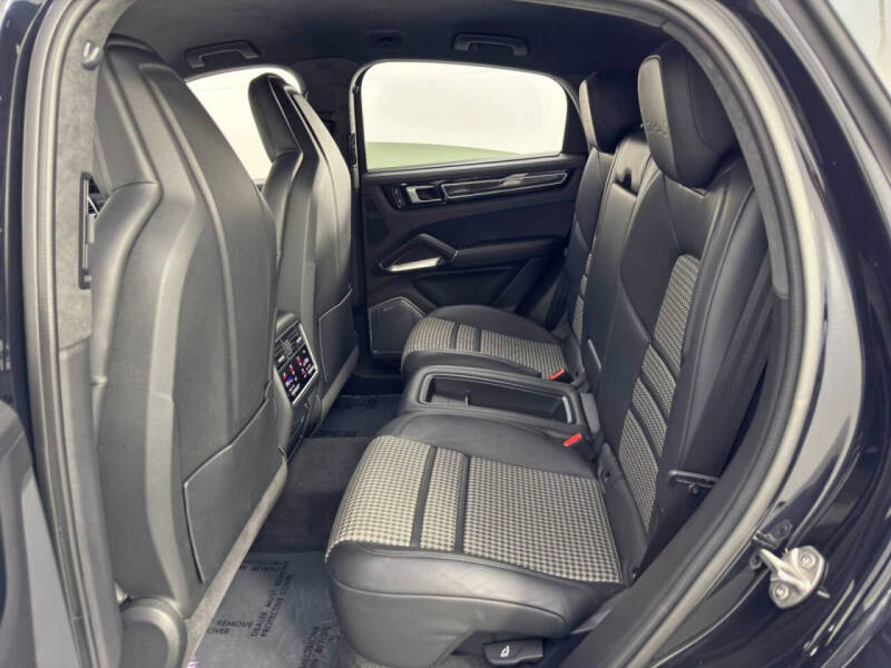 2022 Porsche Cayenne Turbo S E-Hybrid Coupe