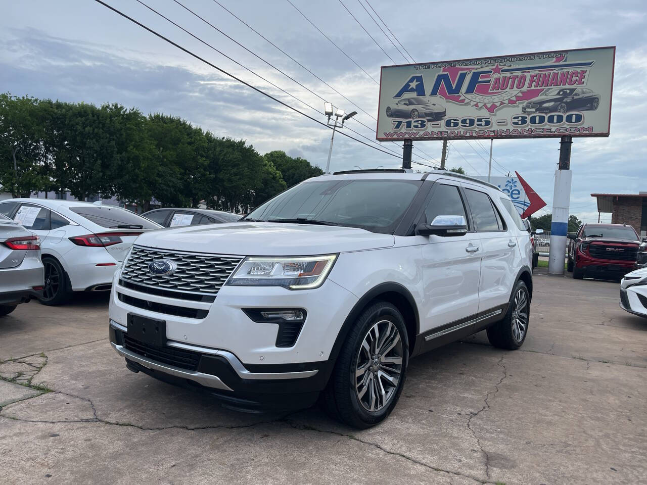Off white 2018 Ford Explorer Platinum AWD Platinum 4dr SUV 1